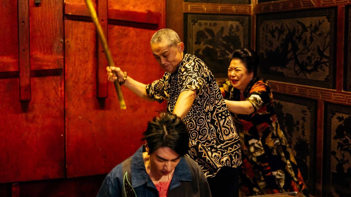 宋柏緯遭父親持木棍「毒打」 雙膝下跪無反抗!驚悚畫面曝光