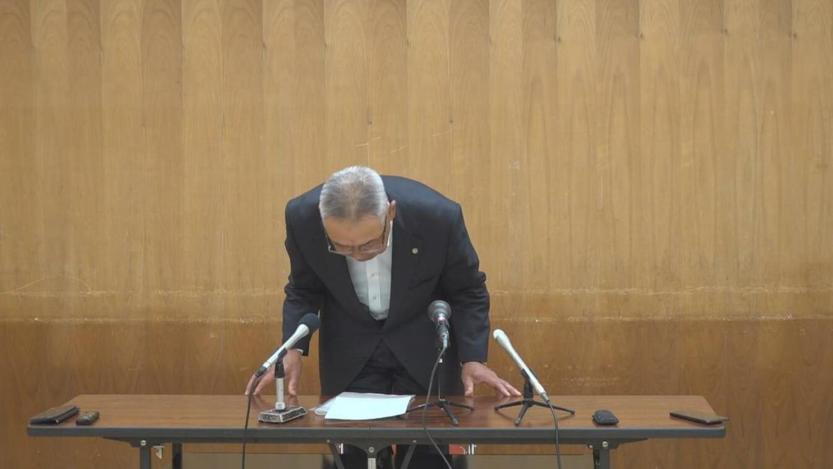 「JAつがる弘前」的會長天內正宏在會議上向外界致歉。(圖/翻攝自TBS NEWS DIG)