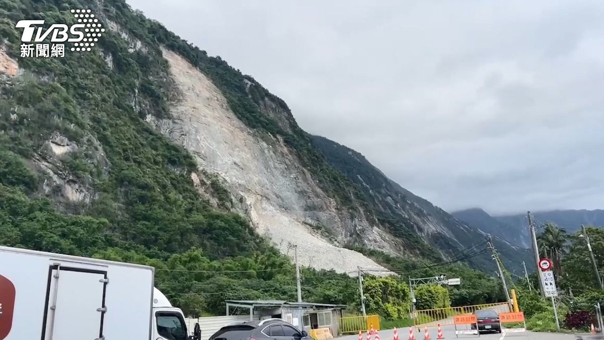 花蓮蘇花公路崇德管制站出現落石坍方的驚悚畫面,交通一度停止。(圖/TVBS)