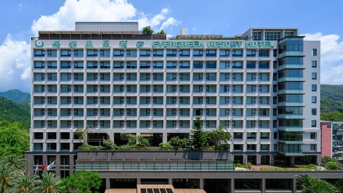 「礁溪長榮鳳凰酒店」是宜蘭礁溪大型溫泉飯店，以豐富溫泉設施和早餐聞名。（圖／貓大爺部落格提供）