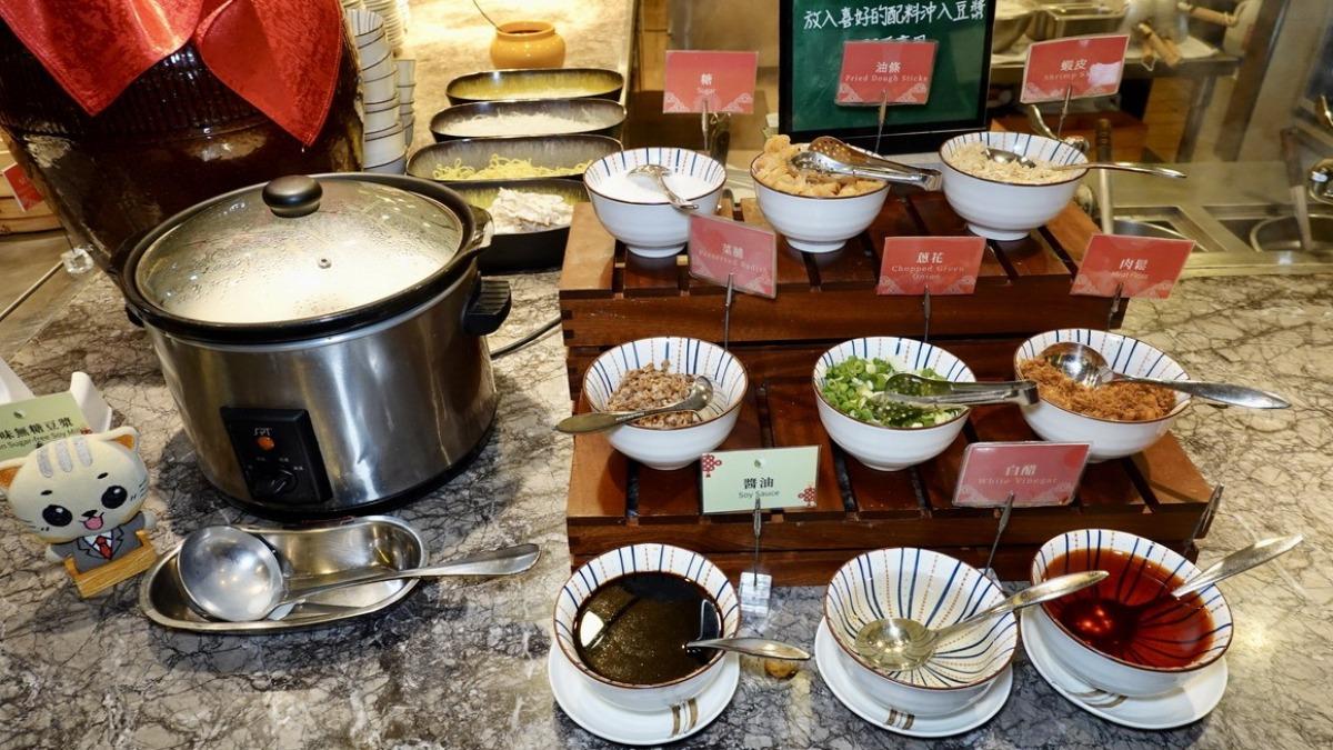 還可以自己DIY鹹豆漿，來個無國界早餐。（圖／貓大爺部落格提供）