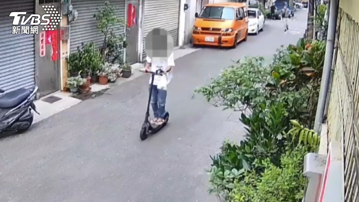 有追兵!藥頭悠哉騎滑板狼狽落網 忍奇癢!警守田埂逮毒犯