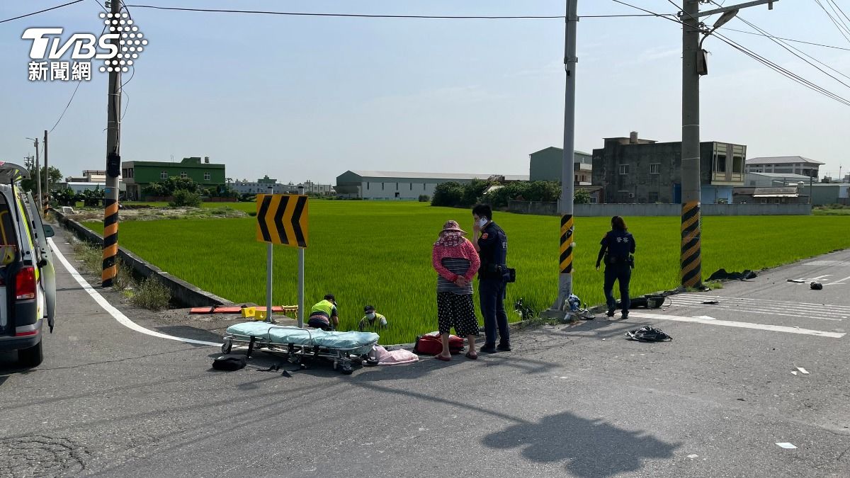 機車騎士連人帶車摔到農田，一度無呼吸心跳。（圖／TVBS）