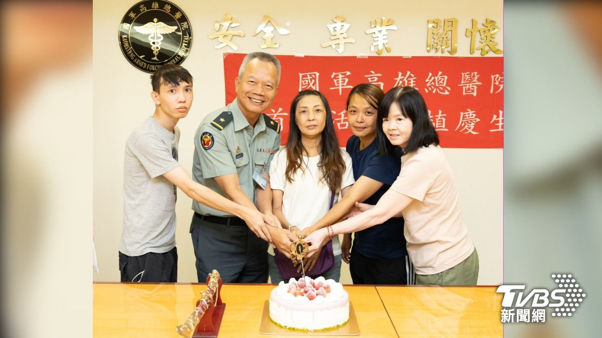 國軍高雄總醫院舉辦母親節慶祝茶會。(圖/TVBS)