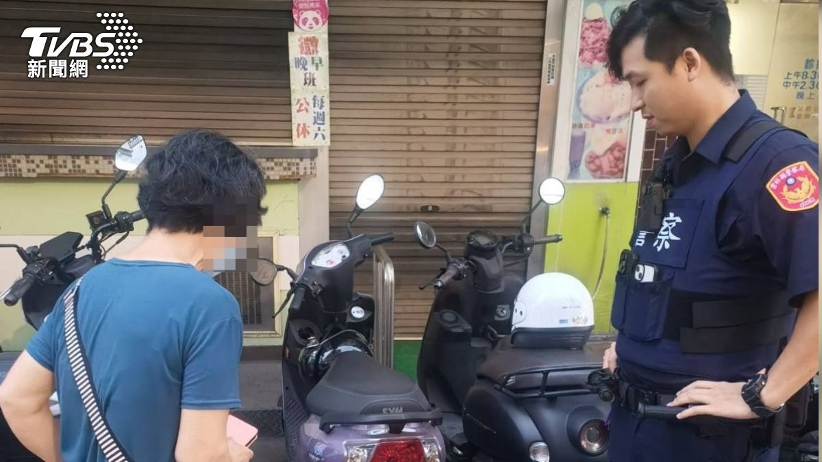 員警耐心幫婦人找車。(圖/TVBS)