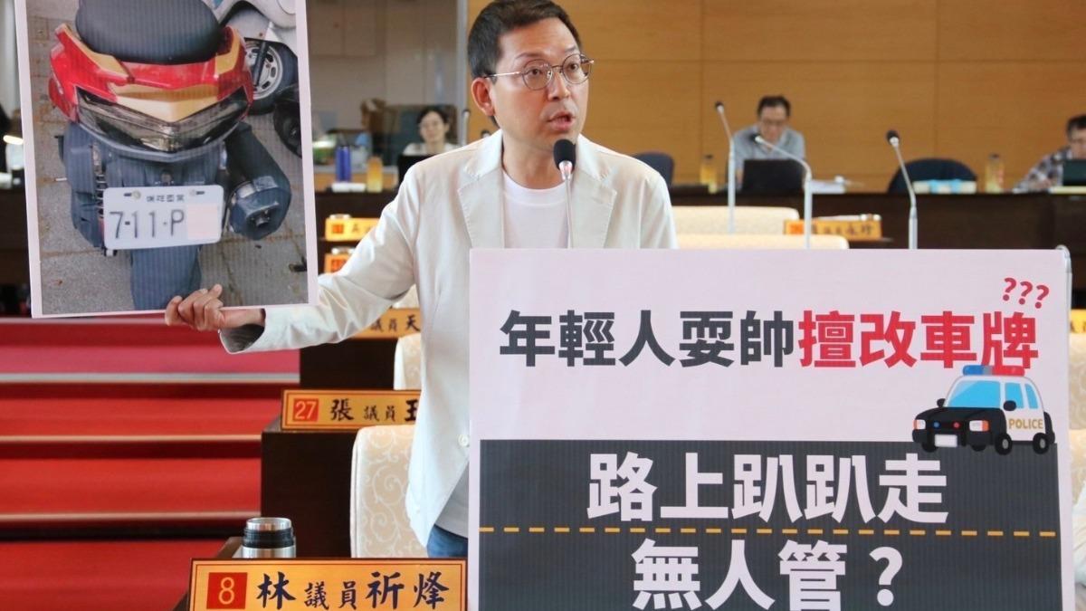 有民眾檢舉,在市區一處大型工地現場,發現一部掛著「7-11」數字車牌的機車。(圖/市議員林祈烽提供)