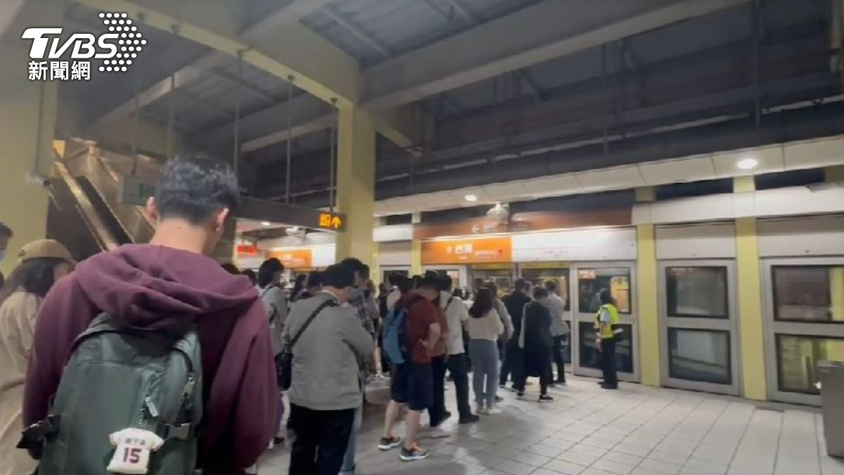 文湖線又卡住！民眾下班曝「軌道有煙霧」　北捷緊急回應了