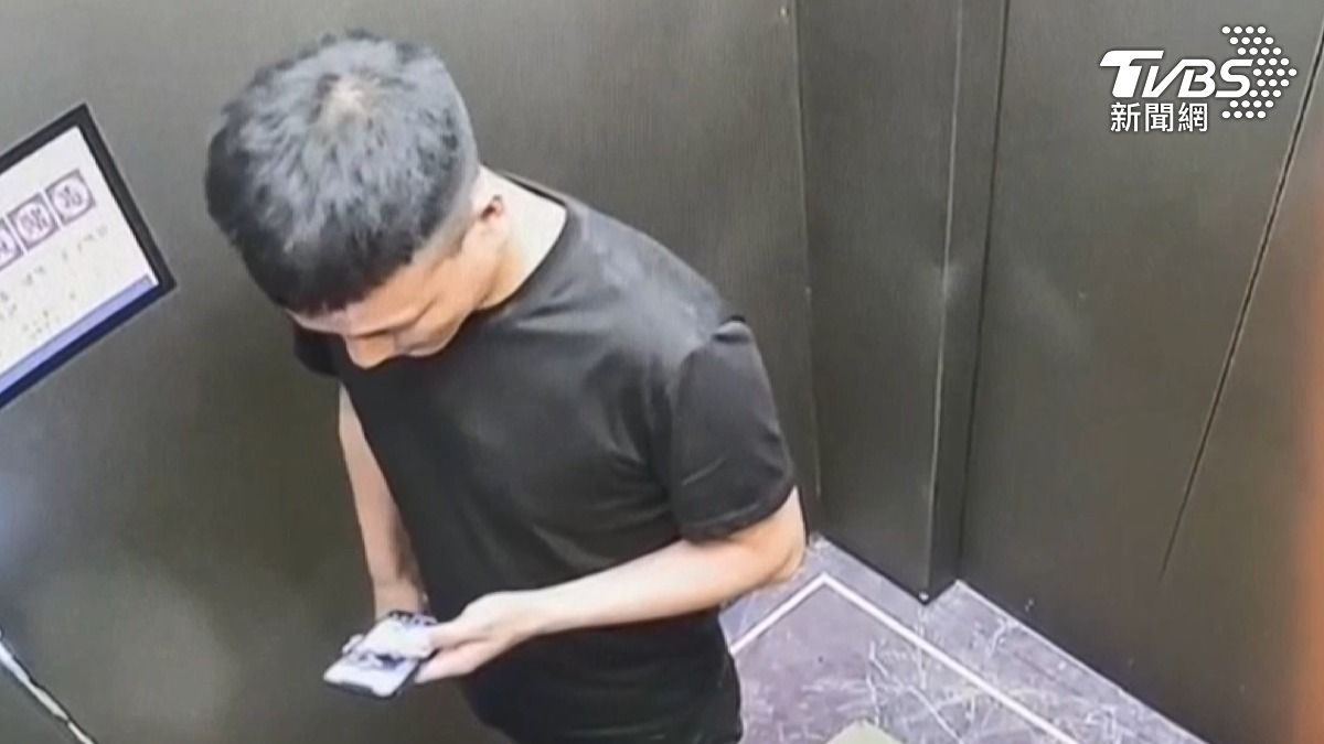 大陸一名男子搭電梯專注滑手機,讓他飽受驚嚇。(圖/達志影像美聯社)