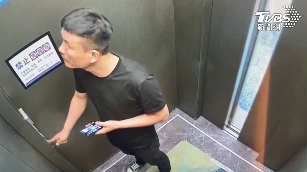 男子前往樓層已到,卻未發現後門已經開啟。(圖/達志影像美聯社)