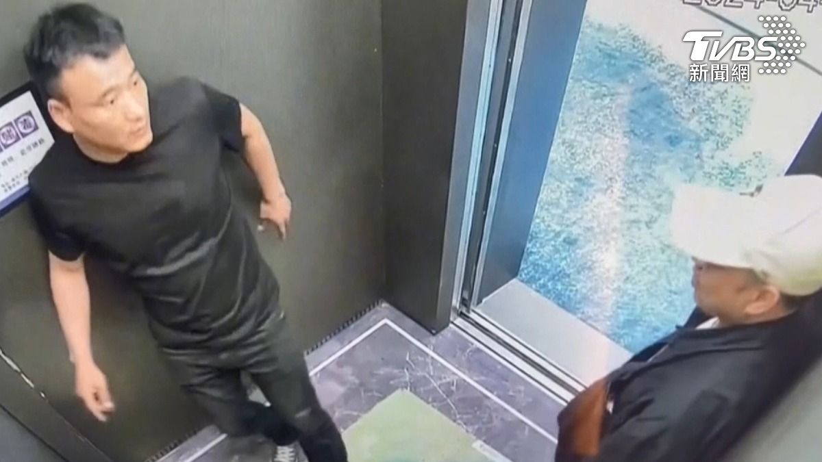 男子驚覺後方有人,嚇到往後退、雙眼瞪大。(圖/達志影像美聯社)