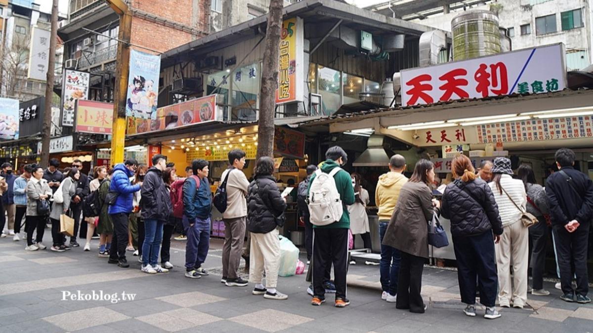 「天天利美食坊」就在熱鬧的西門町徒步區裡頭。(圖/PEKO の Simple Life提供)