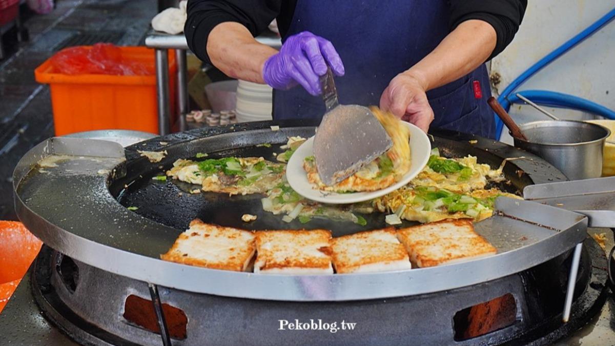 店外的煎台上可以看見店員不停地煎著蚵仔煎和蘿蔔糕。(圖/PEKO の Simple Life提供)