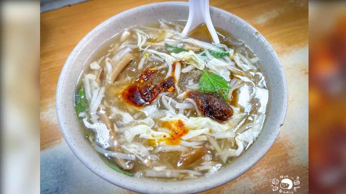 「雞蛋蚵仔煎」(70元)表面煎至金黃酥脆,帶有一股焦香,蚵仔也有足夠新鮮。(圖/陳小可的吃喝玩樂提供)