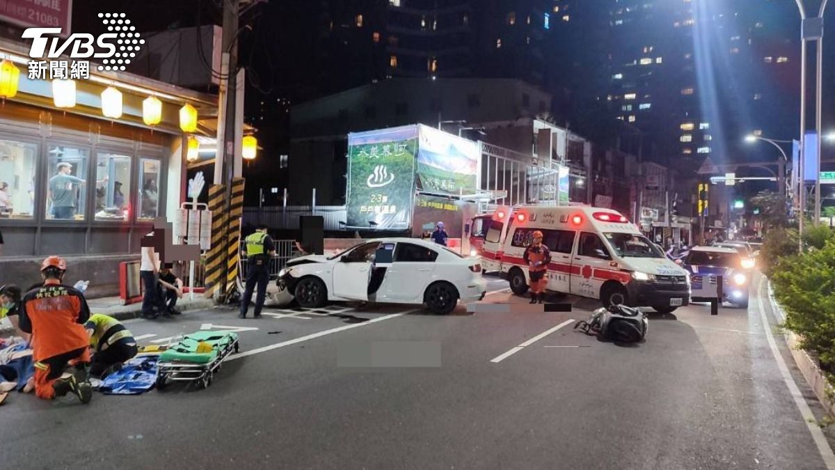 淡水「汽車連撞3機車」!零件碎滿地濺血 22歲騎士傷重不治