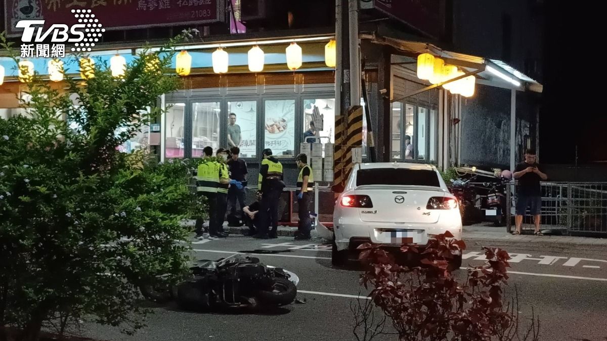 警方初步調查後指出，小客車因不明原因撞上正在等紅燈的3輛機車。（圖／TVBS）