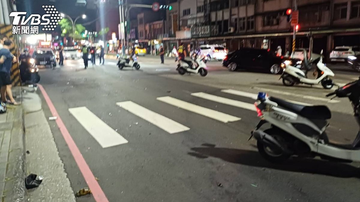 由於撞擊力道非常猛烈，現場滿地都是汽機車零件。（圖／TVBS）