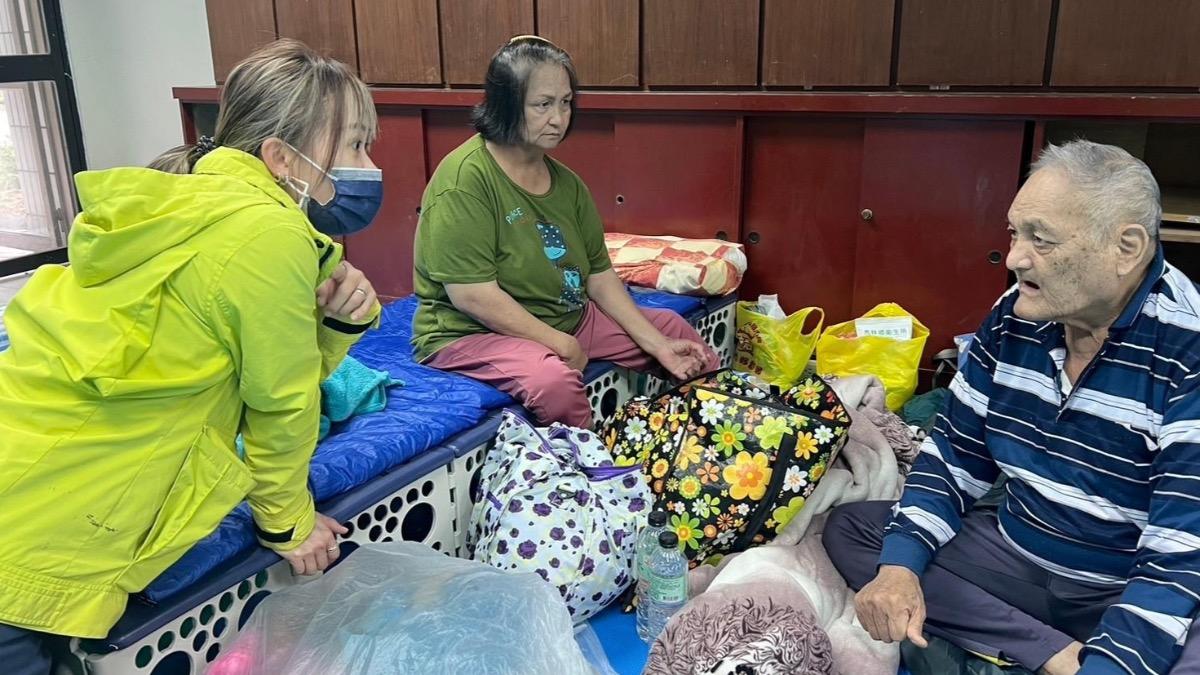 和仁部落因地震後又遭遇強烈雷雨,發生土石流災情,災害發生後至今兩周仍有許多部落長者因心理恐懼不敢返家。(圖/台泥提供)