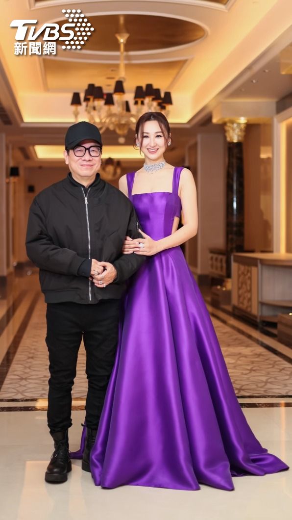 高海寧年初在《萬千星輝頒獎典禮2023》奪得「最佳女配角」,開心與《新聞女王》導演鍾澍佳合照。(圖/趙世平攝)