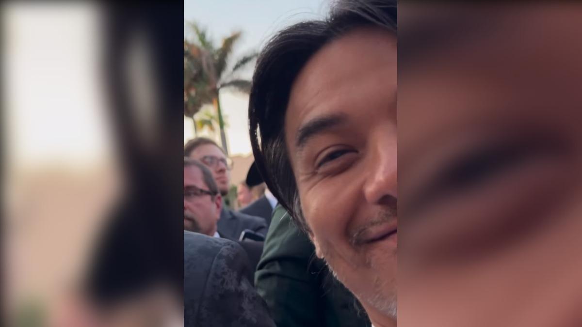 馮德倫問倒川普後還把鏡頭轉向自己,並露出頑皮且得意的微笑。(圖/翻攝自Instagram@stephenfungible)