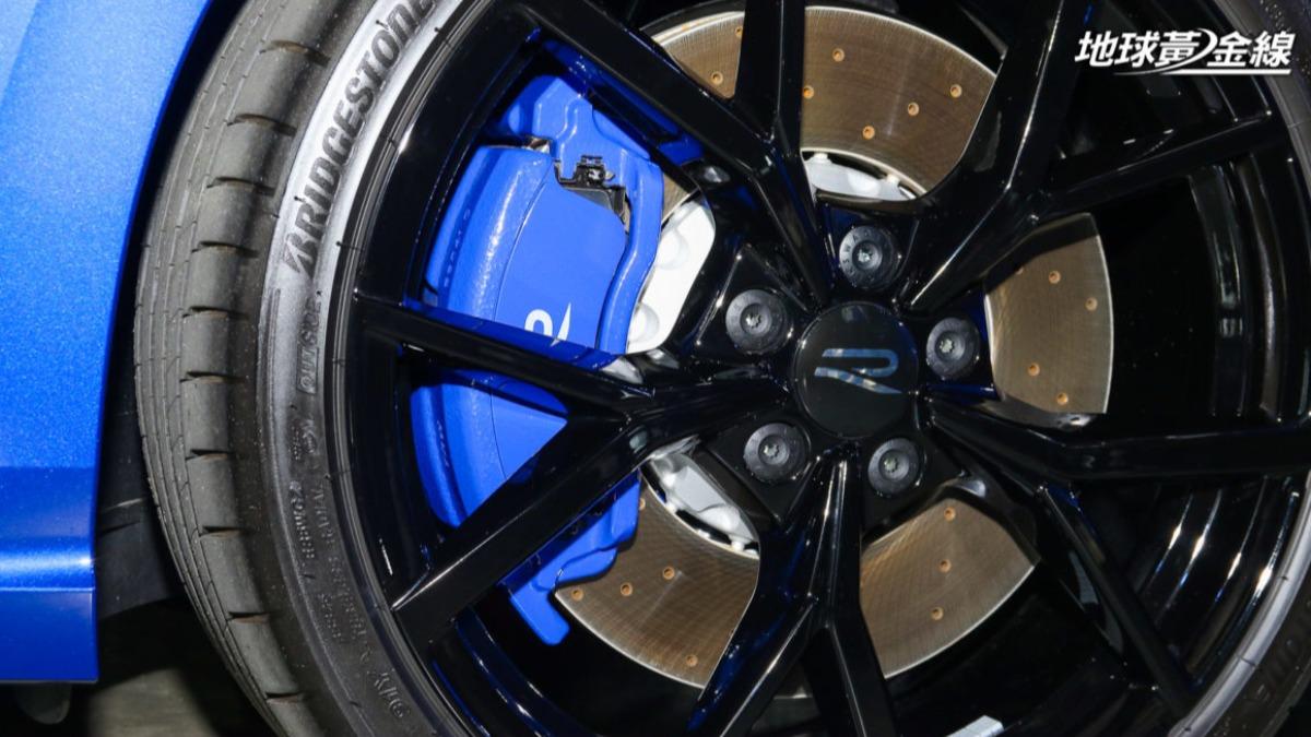 輪圈中心蓋圖樣改為Volkswagen R廠徽。(圖/地球黃金線)