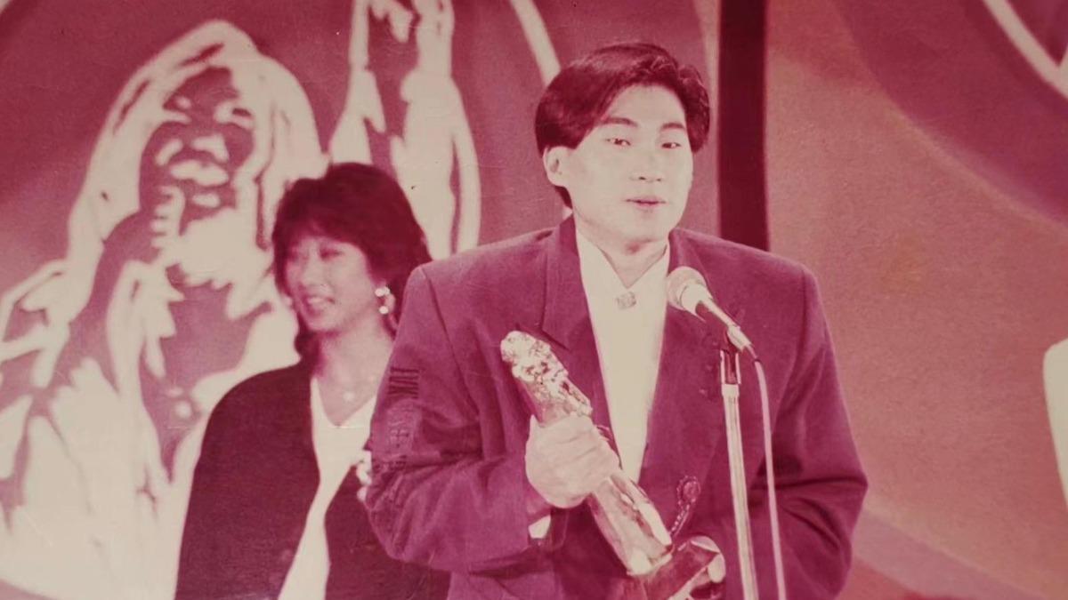 張菲頒獎給他！金鐘歌王39年前稚嫩帥照出土　揭返台出道內幕
