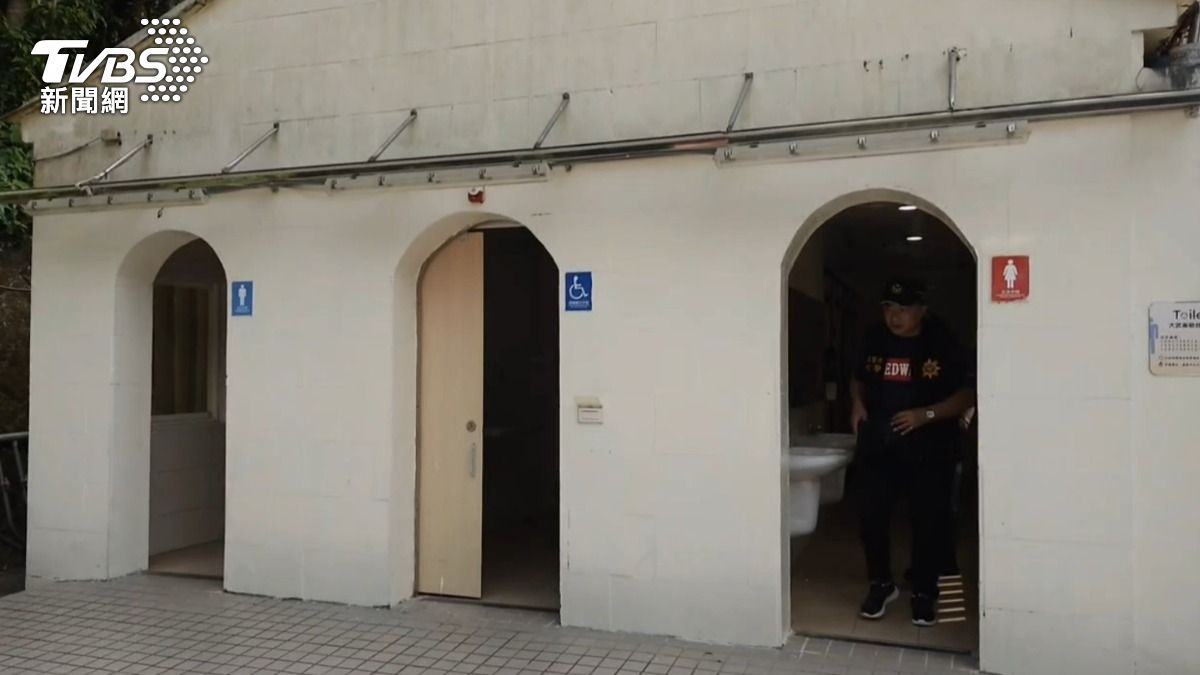 警方在公廁裡找到跟案發現場相同的菸蒂。（圖／TVBS）