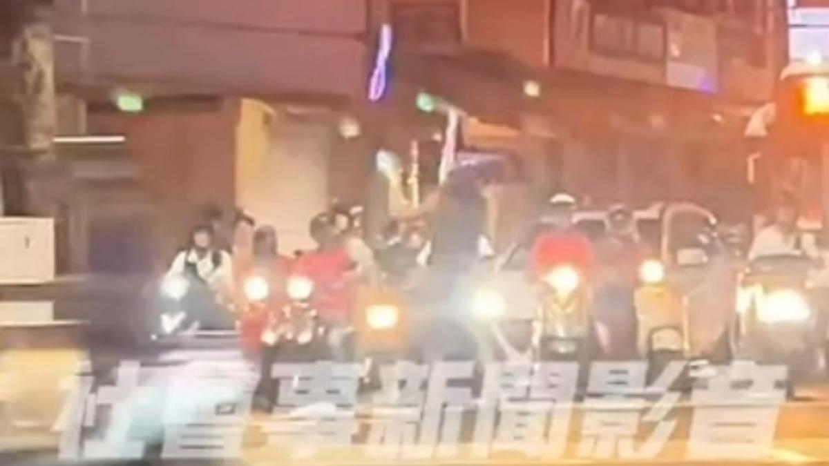 歡樂版帝王行人？高雄男斑馬線上「秀技雜耍」　騎士看傻眼