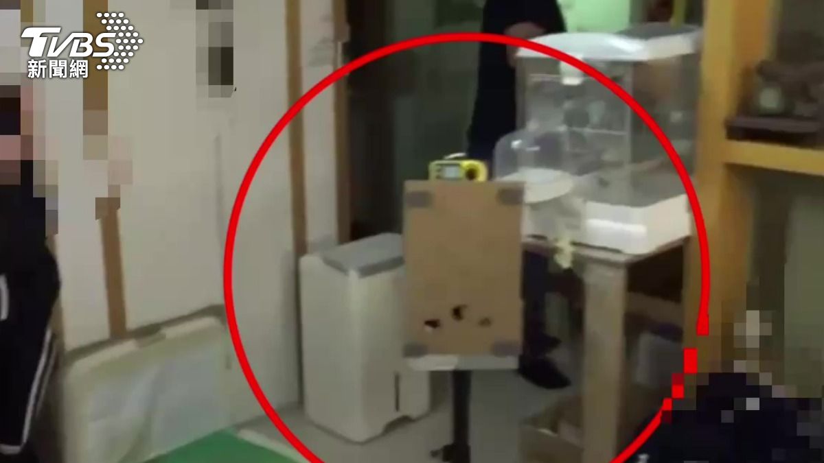 嫌犯在屋內設置靶紙享受改造成果。（圖／TVBS）