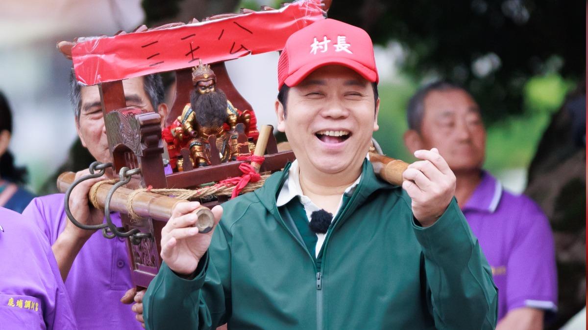 卜學亮擔任實習村長。（圖／八大提供）