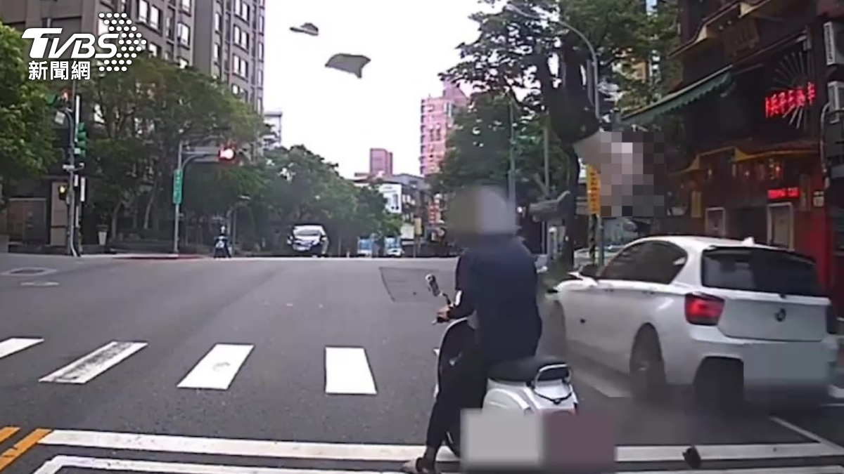 悚!騎士停紅燈遭轎車後方猛撞 「空翻一圈半」落地身亡
