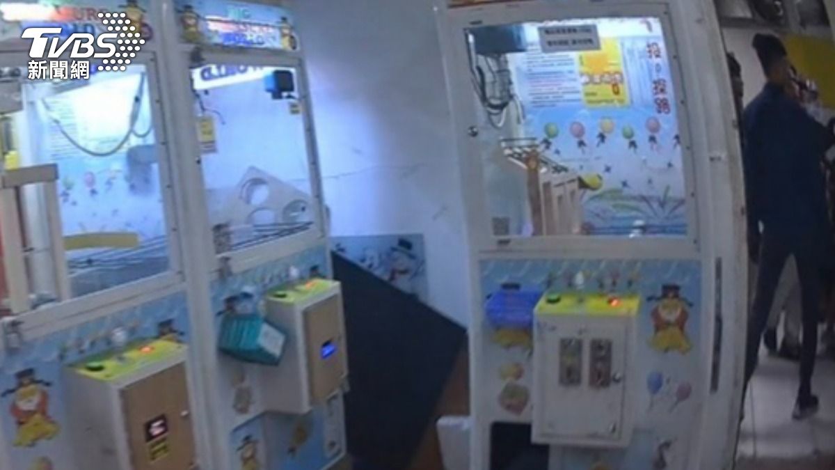 娃娃機改裝變「賭博機台」 南港警突擊逮8人