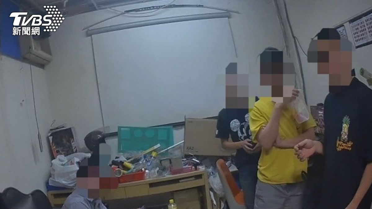 警方查獲主嫌與賭客等8人。(圖/TVBS)
