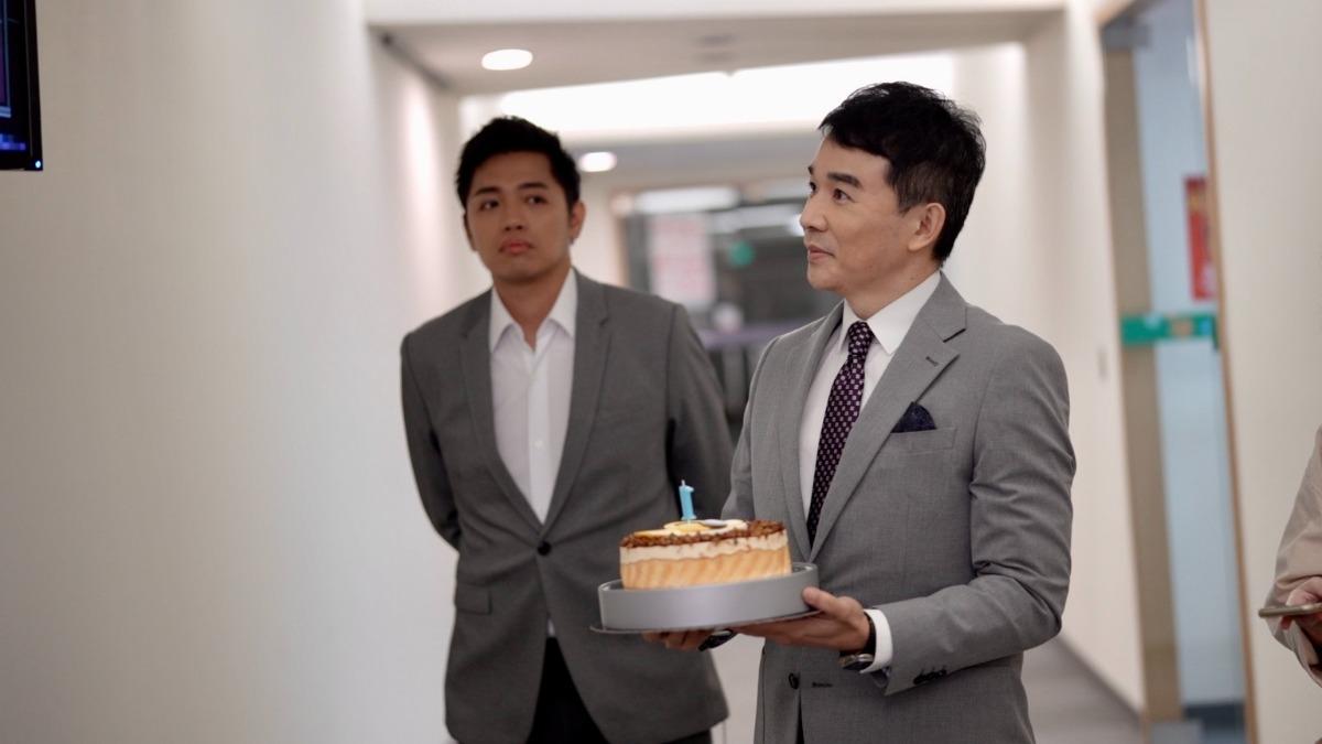 資深主播謝向榮首次參與網路新聞直播，自嘲「老臘肉」。（圖／TVBS）