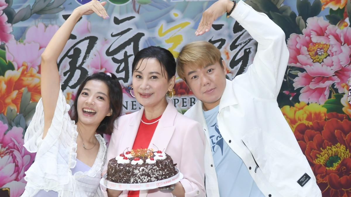 林雨宣（左）、羅裕誴（右）特別準備蛋糕，為陳亞蘭過母親節。（圖／公視台語台提供）