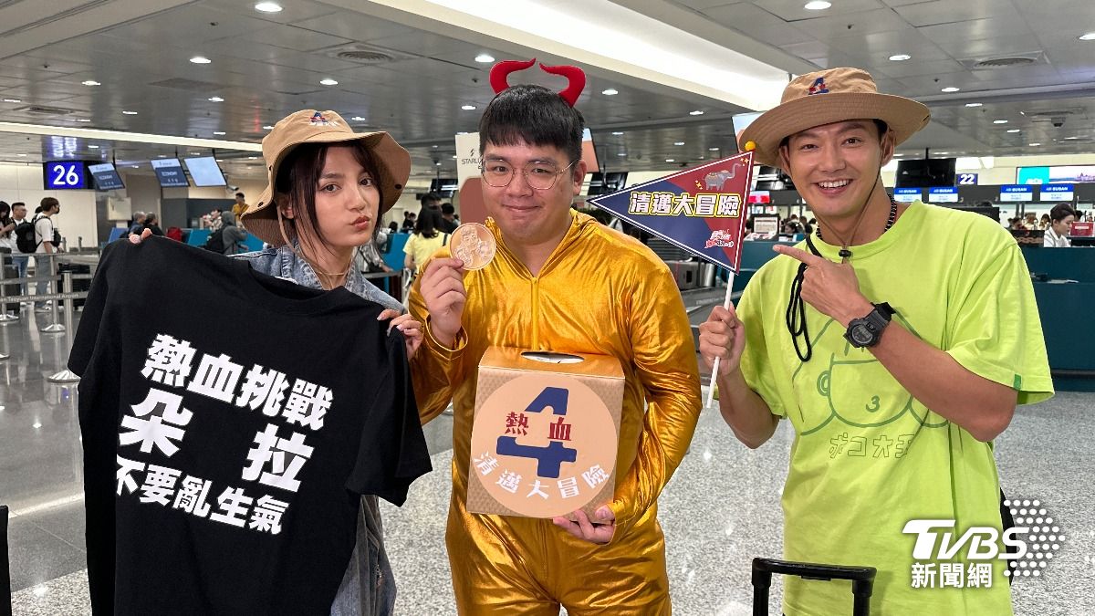 製作單位送朵拉（左）「不要生氣」衣服。（圖／TVBS）