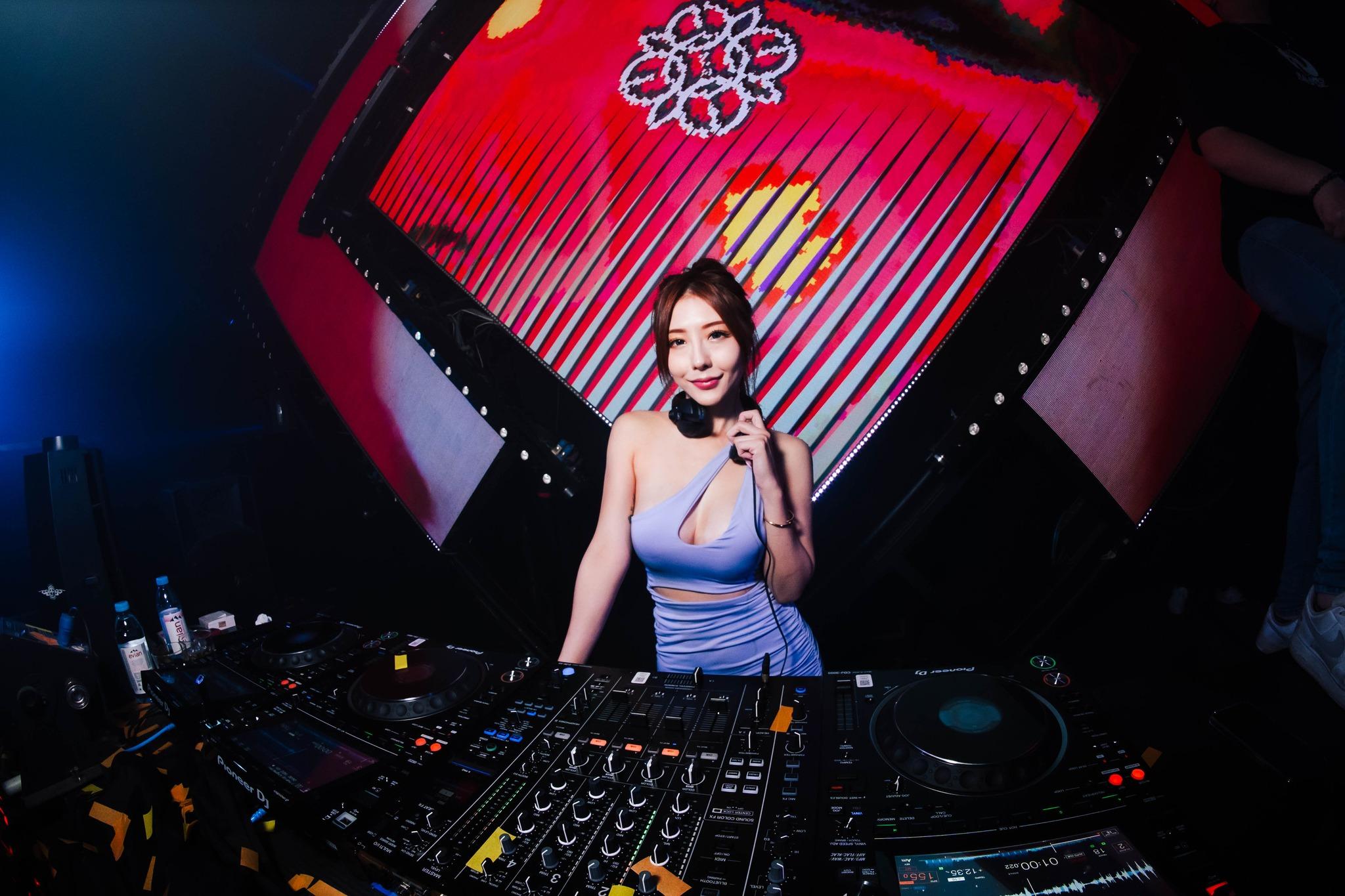 夜店最終取消New Jeans Nim演出,不過仍有大奶DJ上陣。(圖/翻攝自Gēmu Club KL臉書)