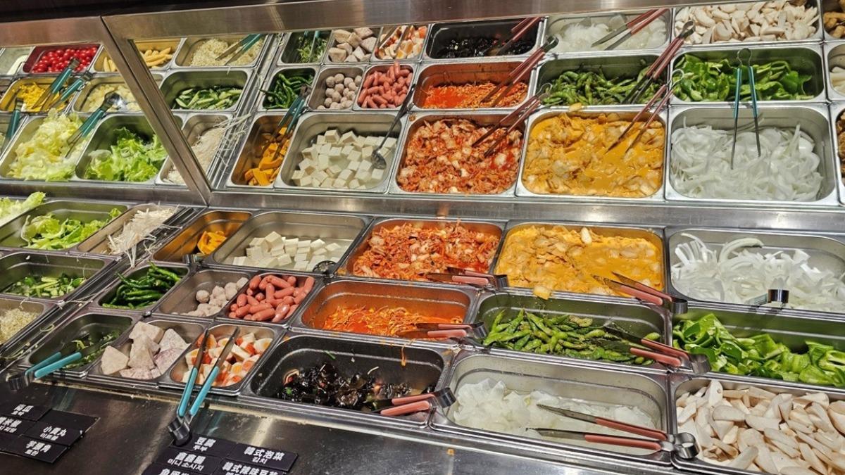 韓式小菜包含毛豆、辣豆芽、韓式泡菜和黃金泡菜等經典小菜一應俱全。(圖/Yuki's Life提供)