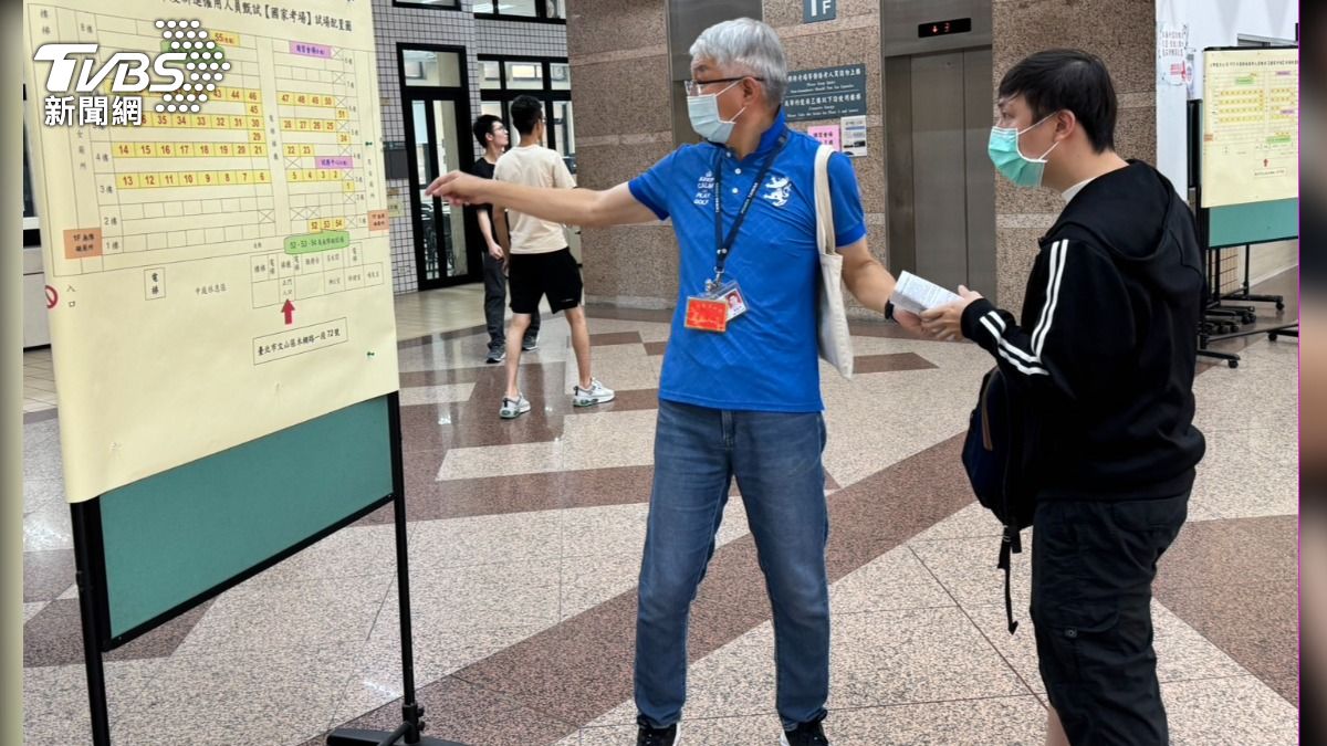 台電工作人員現場指引考生試場位置。(圖/謝佩穎攝)