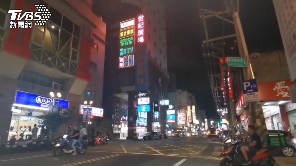 中壢世紀廣場前街頭群毆。（圖／TVBS）