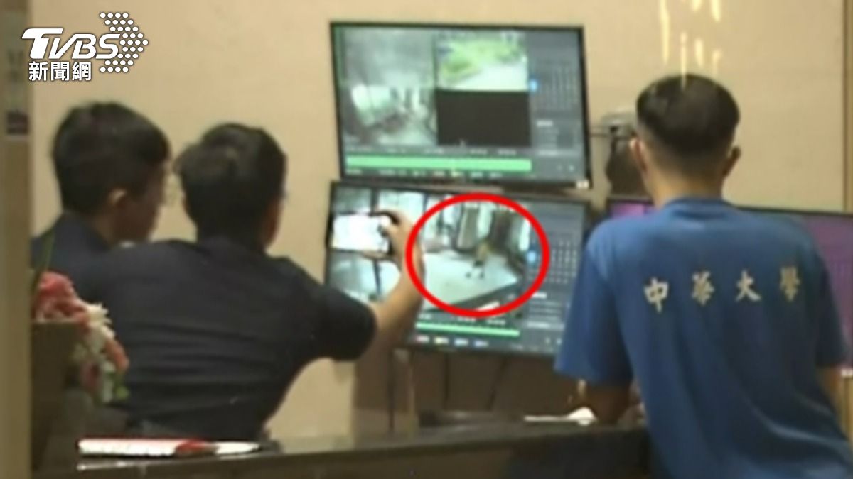 黃衣張男與水族館業者下樓離開。（圖／TVBS）