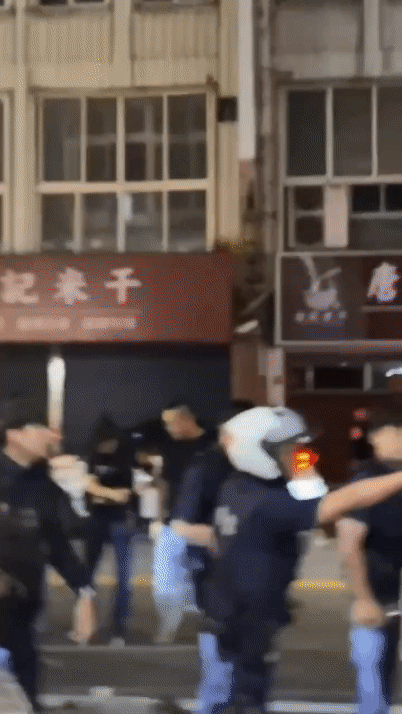 中壢街頭群毆，帥警持電擊槍壓制。（圖／翻攝自臉書「大內壢生活分享」）