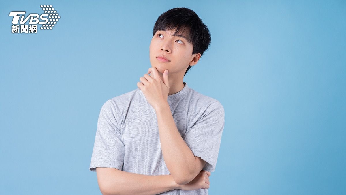 瘦雙下巴運動1：思考者動作。（示意圖／shutterstock達志影像）