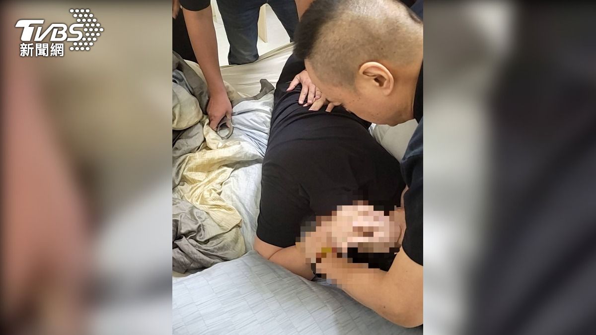 張男先前涉詐欺被通緝,今早遭警方壓制。(圖/TVBS)