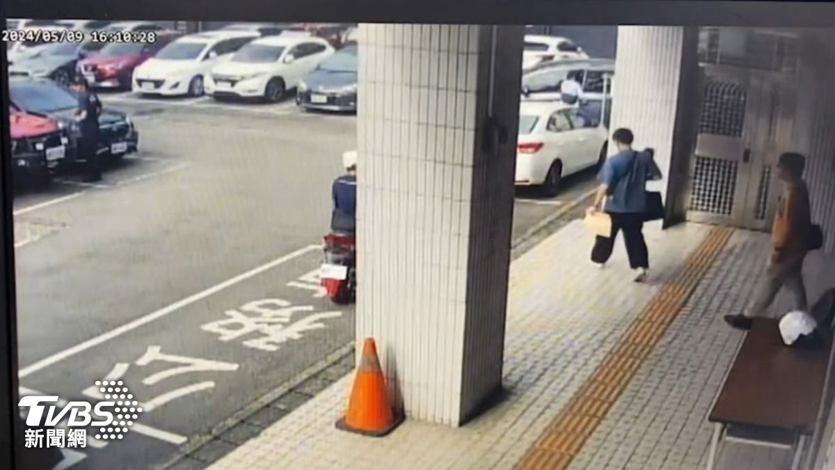突為警方搜索出動畫面，林小隊長已在分局內。（圖／TVBS）