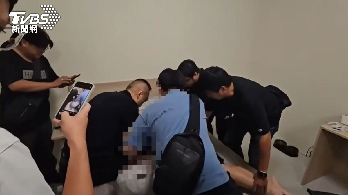 警方壓制逮捕張男。(圖/TVBS)