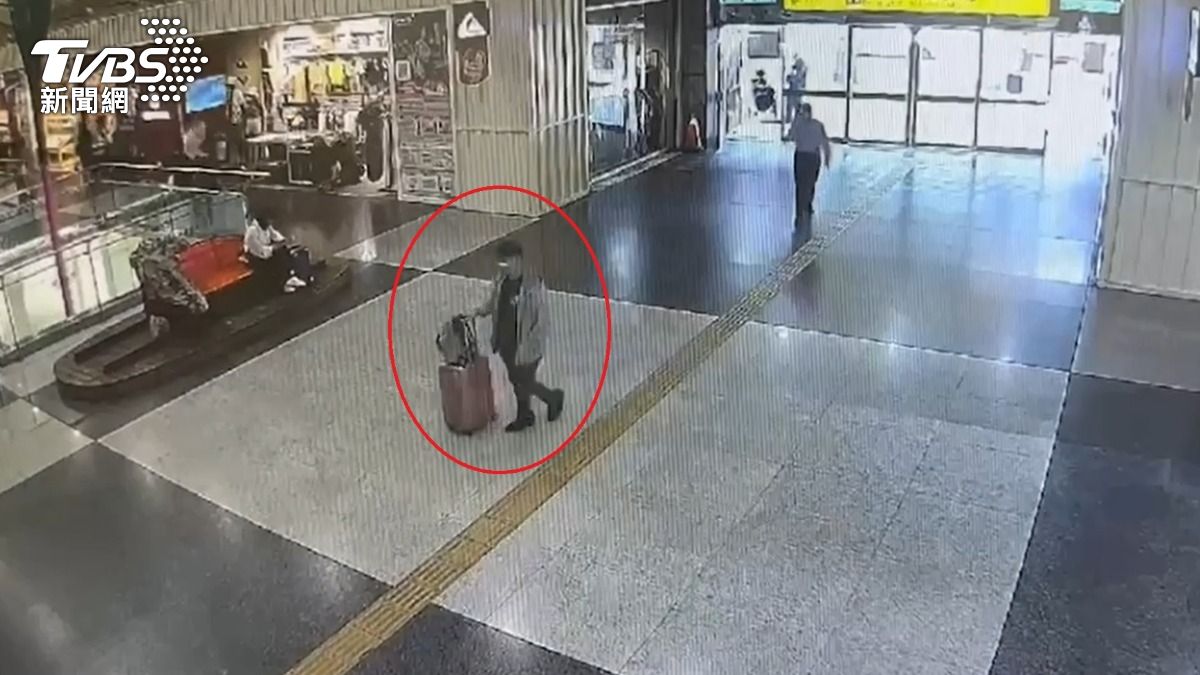 張男帶著愛犬逃亡。(圖/TVBS)