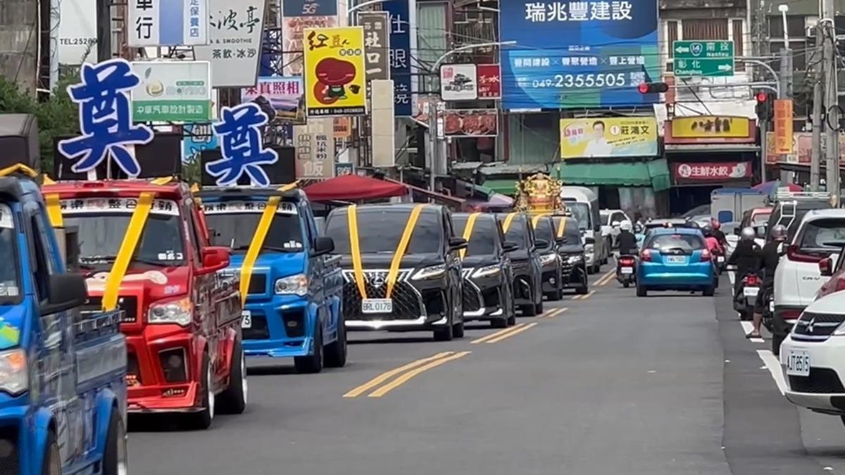 火化前,送行車隊將行經老家、芬園郵局及生前送信走過的街道。(圖/TVBS)