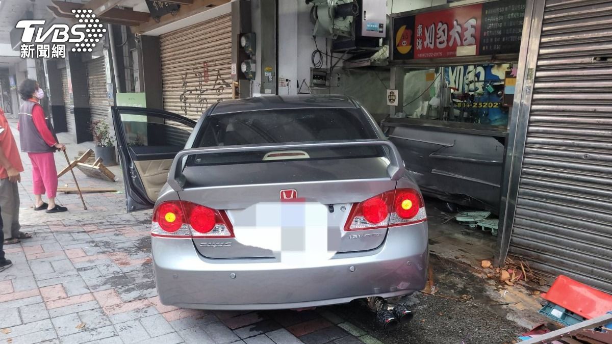 小轎車失控撞爛台中刈包店!車頭全毀還害2店員粉碎性骨折