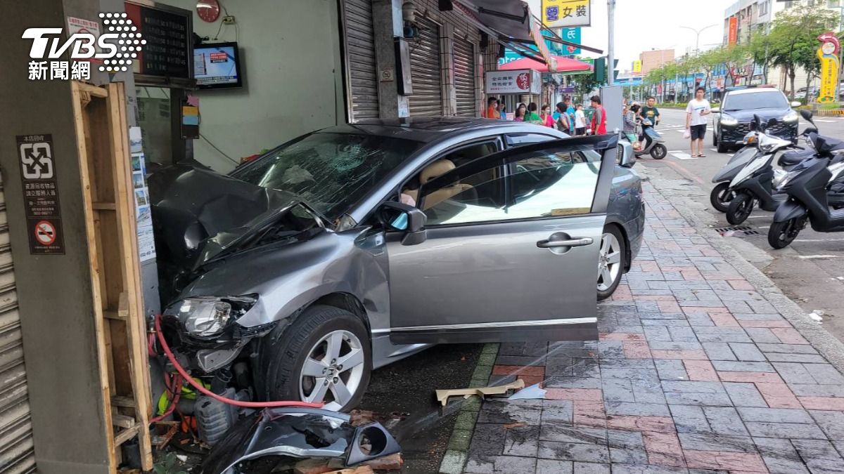 楊男疑似為閃避一部迴轉轎車,失控爆衝。(圖/TVBS)