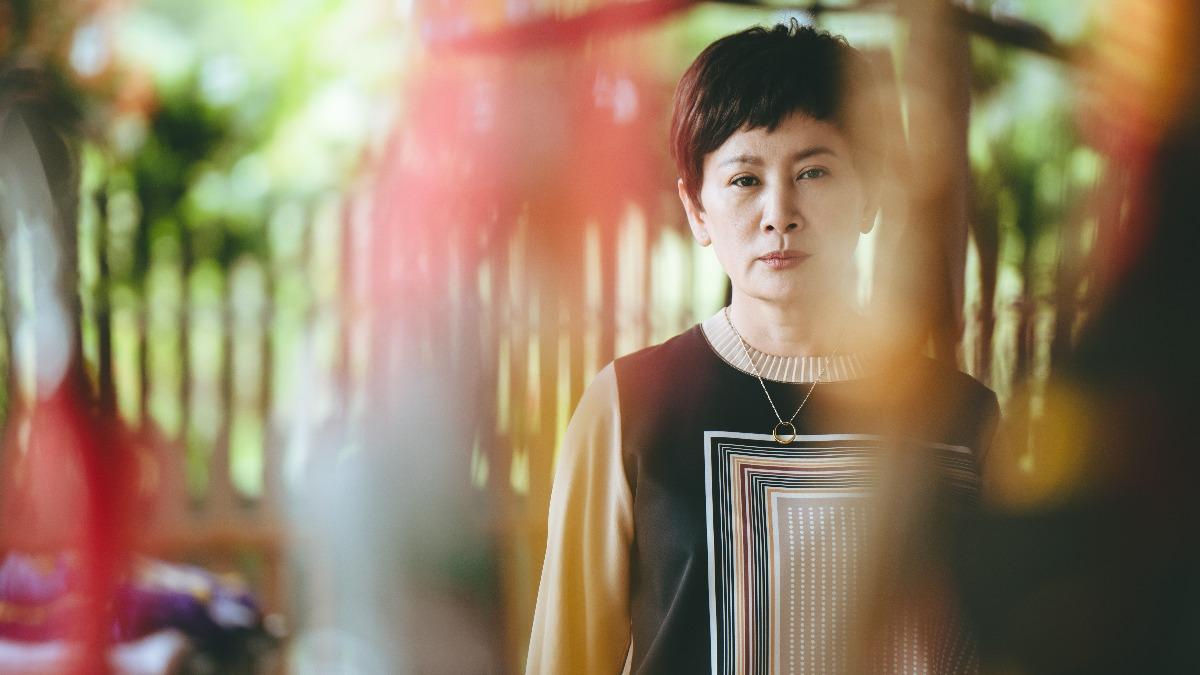 陳亞蘭在《勇氣家族》中丈夫早逝,必須一肩扛起歌仔戲班。(圖/LINE TV提供)
